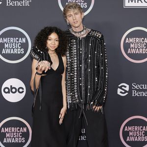 Selten! Machine Gun Kelly bei AMAs mit seiner Tochter Casie
