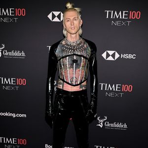 Machine Gun Kelly disst Kritiker seiner ausgefallenen Looks!