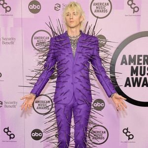 Fans vergleichen Machine Gun Kellys Outfit mit einem Seeigel