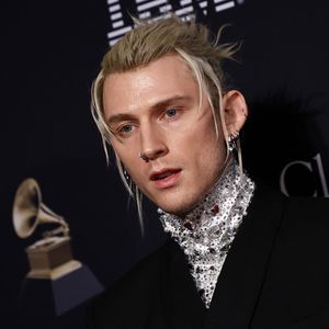Stromschlag? Machine Gun Kelly stehen die Haare zu Berge