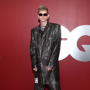 Machine Gun Kelly versteckt sich hinter Skimaske mit Hörnern