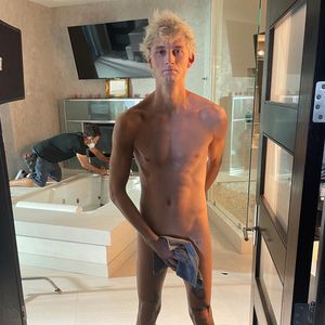 Komplett nackt: Machine Gun Kelly zeigt sich ohne Tattoos