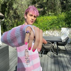 Umstyling: Machine Gun Kelly hat jetzt rosafarbene Haare