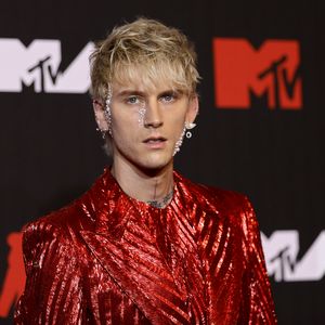 Machine Gun Kelly schlägt Fan während Konzert ins Gesicht!