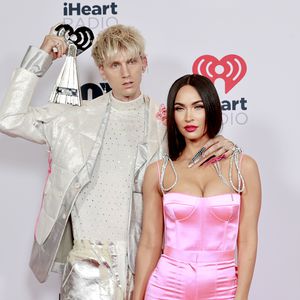 Machine Gun Kelly und Megan Fox schmusen auf rotem Teppich