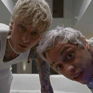 Machine Gun Kelly und Pete Davidson strippen in Livestream