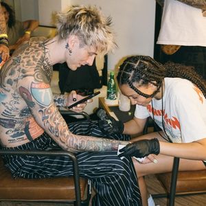 Machine Gun Kelly teilt seltene Bilder mit seiner Tochter