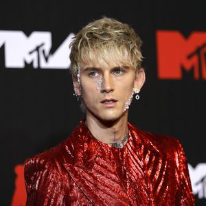 Machine Gun Kelly prügelt sich mit einem Konzertbesucher