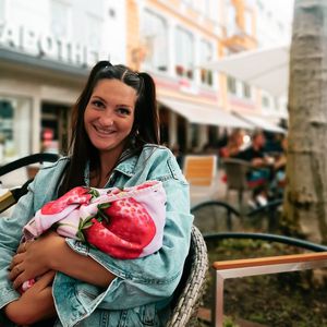 "Größtes Glück": "Ex on the Beach"-Maddi mit Baby unterwegs