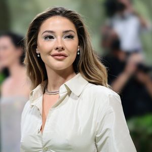 Da läuft doch wieder was: Madelyn Cline ganz innig mit ihm
