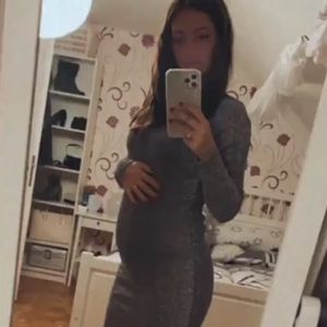 Im Weihnachtskleid: "Ex on the Beach"-Maddi gibt Bauchupdate