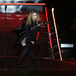 Ups! Hier entblößt Madonna die Brust eines weiblichen Fans
