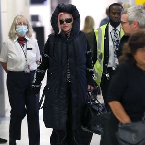 Lässiger Look: Madonna mit XXL-Mantel am Flughafen unterwegs