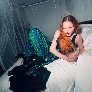 Pop-Queen Madonna (64) rekelt sich im Nachtkleid im Bett
