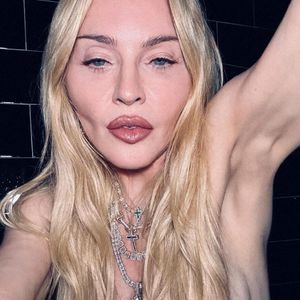 Zu extrem? Madonna posiert lasziv mit einer Waffe im Schritt