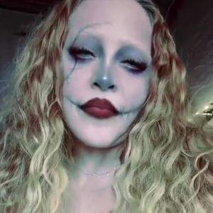 Zu Halloween: Madonna posiert als Zombie mit XXL-Dekolleté