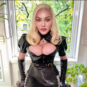 Fans besorgt: Madonna schleckt Wasser aus einem Hundenapf