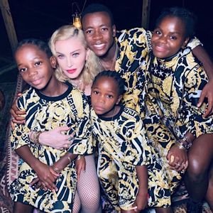 Madonna fliegt mit Adoptivkindern in deren Heimatland Malawi