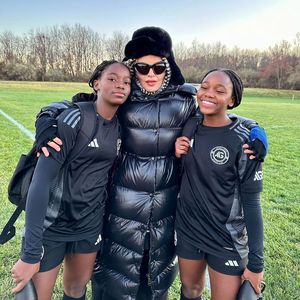 Beim Fußballspiel: So normal ist Madonna als Sechsfach-Mama
