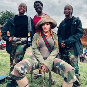 Trip nach Afrika: Madonna posiert mit ihren Zwillingsmädchen