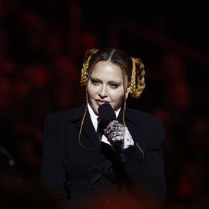 Madonna weint auf Bühne und trauert um verstorbene Freunde!