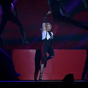 Pic-Patscher: Wer darf hier Madonnas Brüste streicheln?