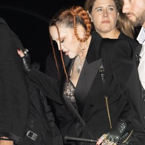 Im BH und mit Reitgerte: Madonna wieder freizügig unterwegs