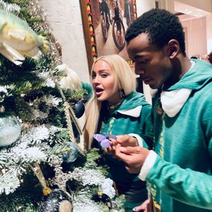 Als Elf verkleidet: Madonna schmückt Weihnachtsbaum mit Kids