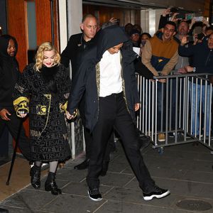 Nach Tränenausbruch & Konzertabsage: Madonna geht am Stock