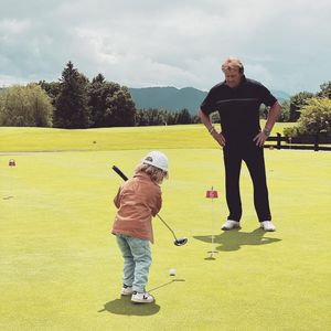 Süß! Hier golft Wayne Carpendales Sohn Mads mit Opa Howard