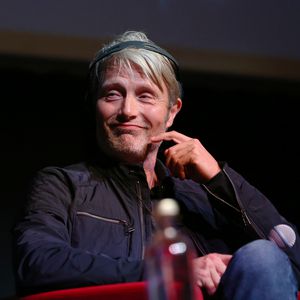 Kuriose Story: Neuer Film mit Mads Mikkelsen im Vollrausch