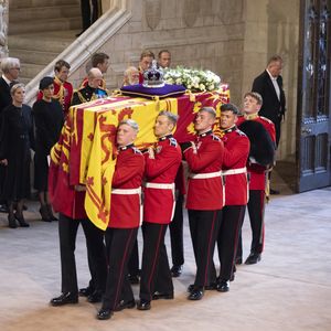 Am Sarg der Queen: Diese Strapazen erdulden die Royal-Fans