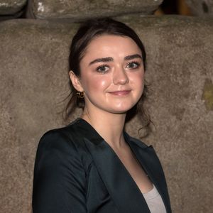 Nicht Freund Ollie: Mit wem hält Maisie Williams Händchen?