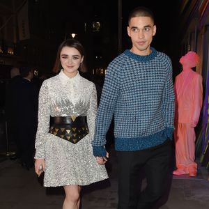 Süß! Maisie Williams schlendert mit Freund über Red Carpet