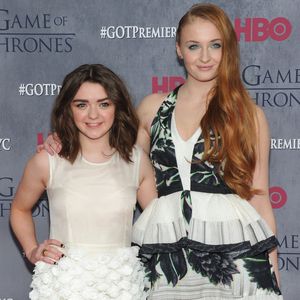 GoT-Maisie & Sophie Turner: Partnerlook auf Kits Hochzeit!