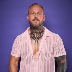 Johannes legt in der "Make Love, Fake Love"-Villa Feuer