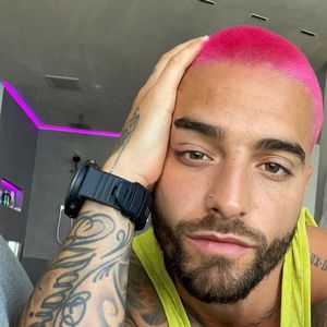Scharf! Latin-Sänger Maluma hat jetzt pinkfarbene Haare