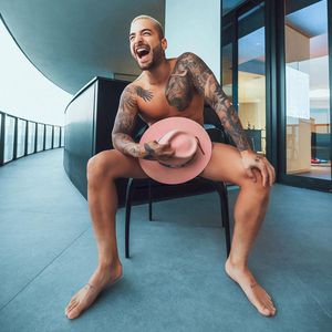 Hola! Sänger Maluma versteckt bestes Stück unter einem Hut
