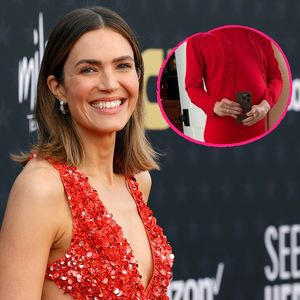 Im kleinen Roten: Mandy Moore setzt ihre Babykugel in Szene