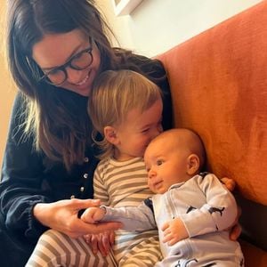 Niedliches Trio: Mandy Moore teilt Kuschelpic ihrer Söhne