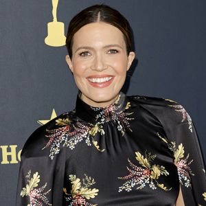 Retro-Kleid: So stylish genießt Mandy Moore Schwangerschaft!