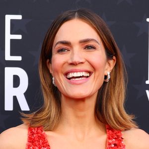 Mandy Moore präsentiert Babybauch im lässigen Sommerlook