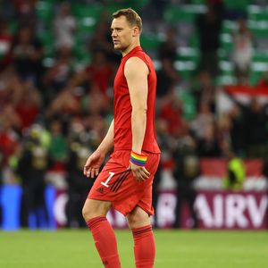 Fans verwirrt: Warum war Manuel Neuers Shirt zerrissen?