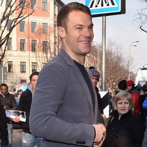 So elegant besucht Manuel Neuer eine Modenschau