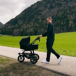 Osterspaziergang: Hier ist Manuel Neuer mit Baby unterwegs!