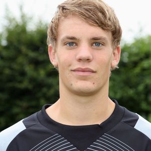 Here we come! Manuel Neuer grüßt aus dem Flieger