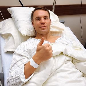 Nach Knie-OP: Manuel Neuer meldet sich aus dem Krankenbett