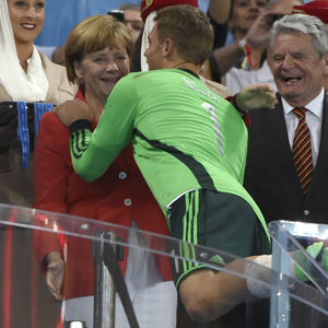 Mutti! So stürmisch herzte Neuer die Kanzlerin
