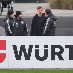 DFB-Torwart Marc-André ter Stegen kann ohne Krücken gehen