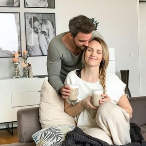 Anna Hofbauer witzelt über die Haushaltsmacken ihres Mannes